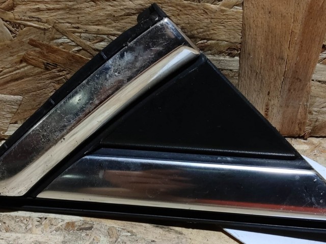 117203 Skoda Karoq 2018- jobb oldali sárvédő, csavar takaró háromszög műanyag