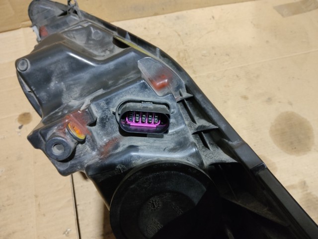 163340 Ford Fiesta 2008-2017 Lámpa , Fényszóró Használt Projektoros Jobb első a képen látható sérüléssel