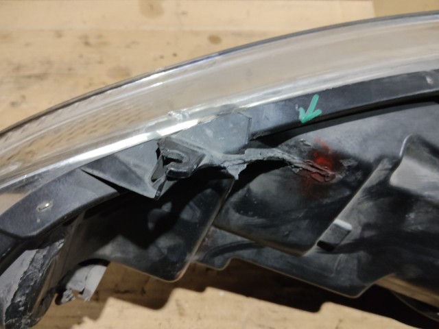 163340 Ford Fiesta 2008-2017 Lámpa , Fényszóró Használt Projektoros Jobb első a képen látható sérüléssel