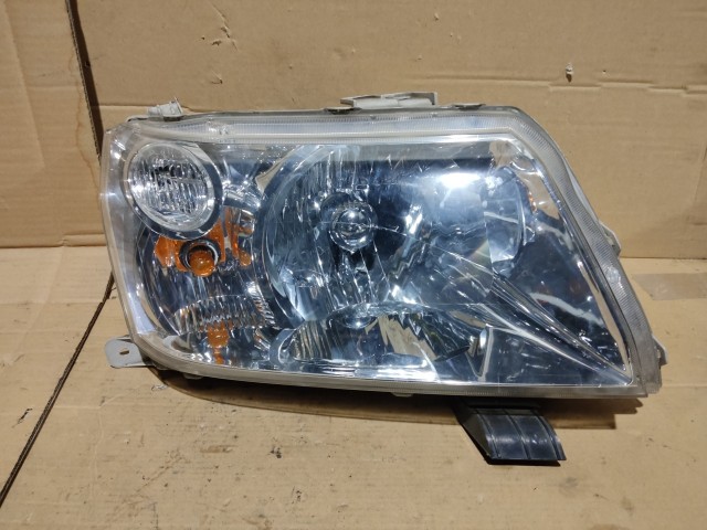 163350 Suzuki Grand Vitara 2005-2008 Lámpa , Fényszóró Használt sima Jobb első a képen látható sérüléssel