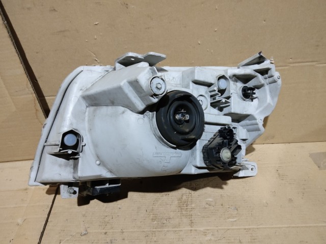 163350 Suzuki Grand Vitara 2005-2008 Lámpa , Fényszóró Használt sima Jobb első a képen látható sérüléssel