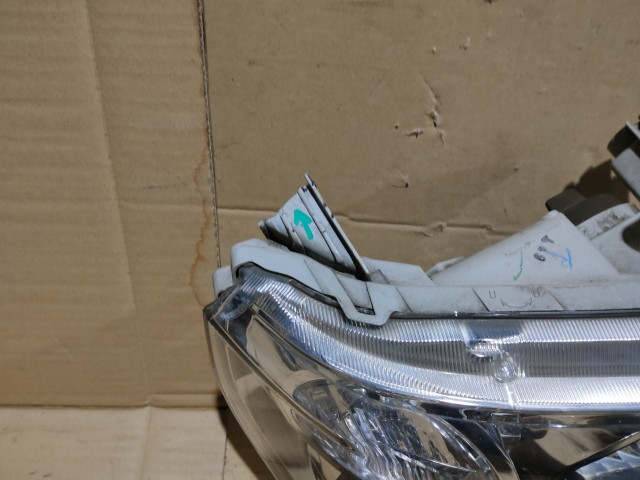 163350 Suzuki Grand Vitara 2005-2008 Lámpa , Fényszóró Használt sima Jobb első a képen látható sérüléssel