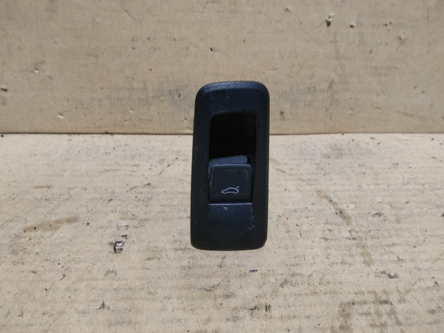 Csomagtérajtó nyitó gomb