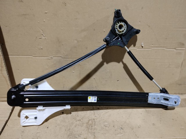 Skoda Karoq 2018 bal hátsó ablakemelő mechanika 575839461A