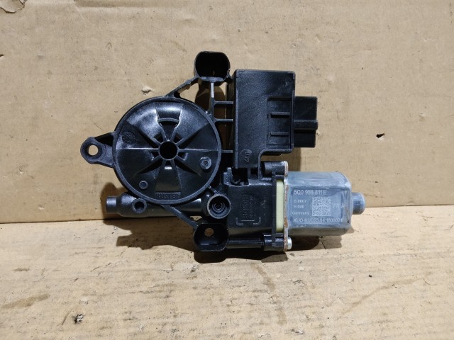 Skoda Karoq 2018 Bal hátsó ablakemelő motor 5Q0959811E