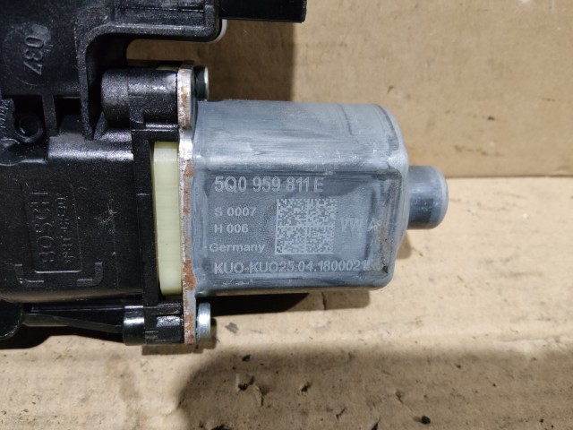 Skoda Karoq 2018 Bal hátsó ablakemelő motor 5Q0959811E