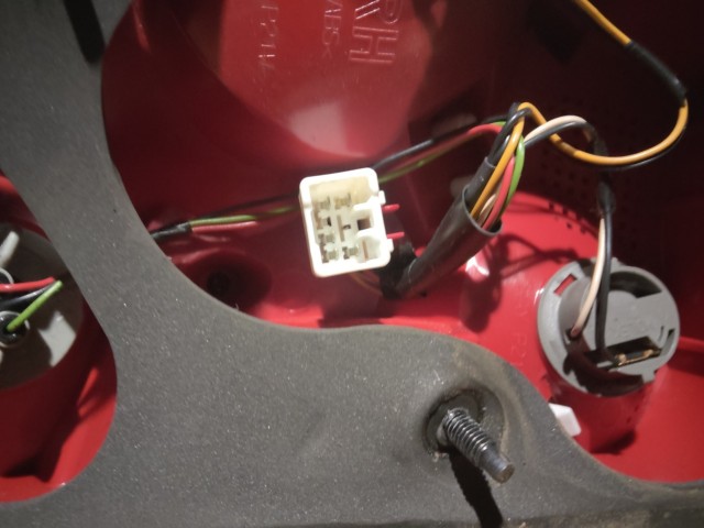 170001 Kia Ceed I. 2006-2009 bal hátsó lámpa, képen látható sérüléssel