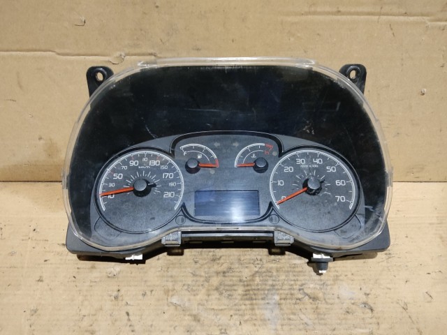 Fiat Doblo 2009-2015 Diesel Óracsoport (kilométeróra) egy alsó rögzítő láb le van törve!!!!!