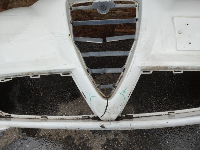 172955 Alfa Romeo MiTo 2008-2013 fehér színű első lökhárító, a képen látható sérüléssel 71777562