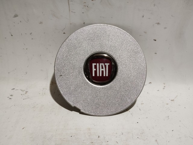 169262 Fiat Bravo 2007-2014 aluelni közép kupak, a képen látható állapotban