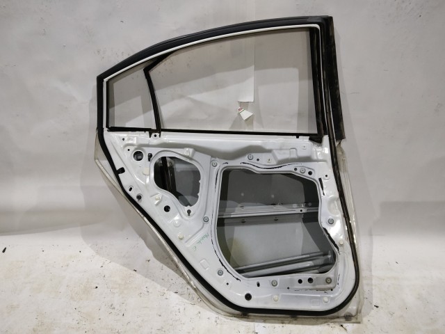 166435 Mazda 6 2007-2011 szedán bal hátsó ajtó, a képen látható sérüléssel