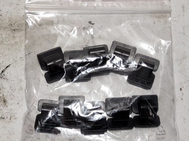 Fiat Grande Punto utángyártott új motorháztető szigetelés rögzítő patent. 10-os csomag