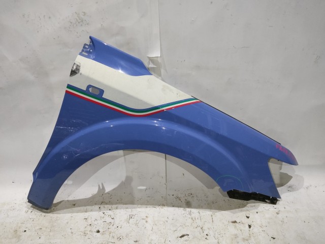 166542 Fiat Freemont 2011-2015 jobb első Sárvédő, a képen látható sérüléssel K68089548AA