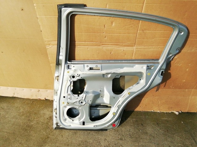 158294 Alfa Romeo 147 2000-2010 Jobb hátsó ezüst színű ajtó, a képen látható sérüléssel