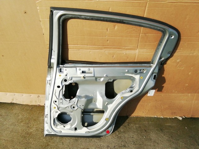 158293 Alfa Romeo 147 2000-2010  Jobb hátsó ezüst színű ajtó, a képen látható sérüléssel
