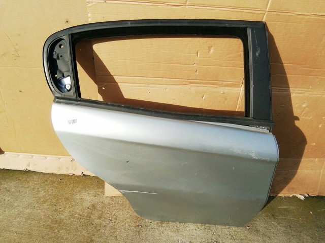 158293 Alfa Romeo 147 2000-2010  Jobb hátsó ezüst színű ajtó, a képen látható sérüléssel