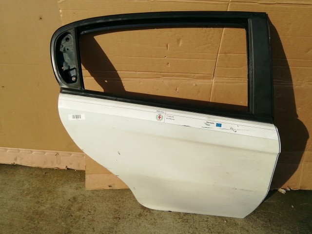 158292 Alfa Romeo 147 2000-2010 Jobb hátsó fehér színű ajtó, a képen látható sérüléssel