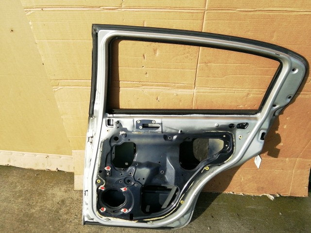 158292 Alfa Romeo 147 2000-2010 Jobb hátsó fehér színű ajtó, a képen látható sérüléssel