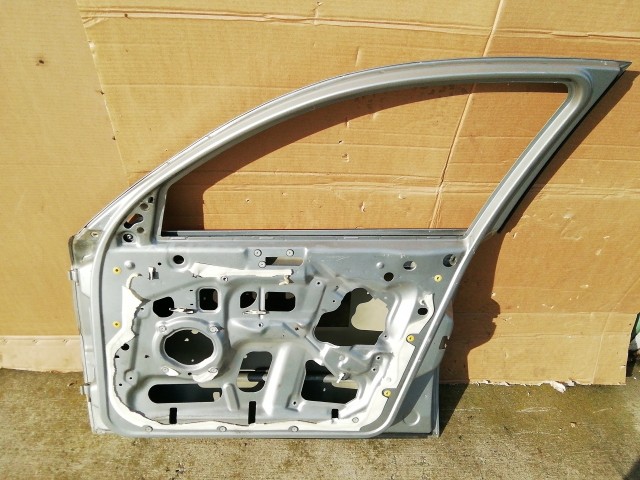 158300 Alfa Romeo 147 2000-2010 Jobb első ezüst színű ajtó, a képen látható sérüléssel