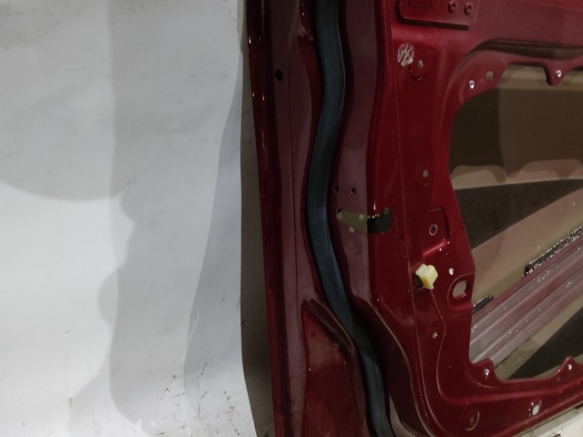 166764 Alfa Romeo Giulietta 2010-2020 bordó színű bal első ajtó, a képen látható sérüléssel