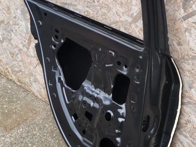 Fiat Tipo 2015- szedán utángyártott új bal hátsó ajtó 52161646