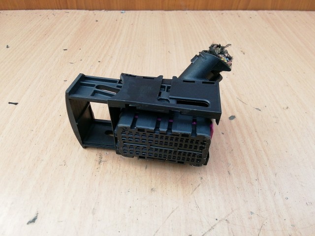 Audi A4 B6 2000-2004 Elektromos csatlakozó Használt Motorvezérlő