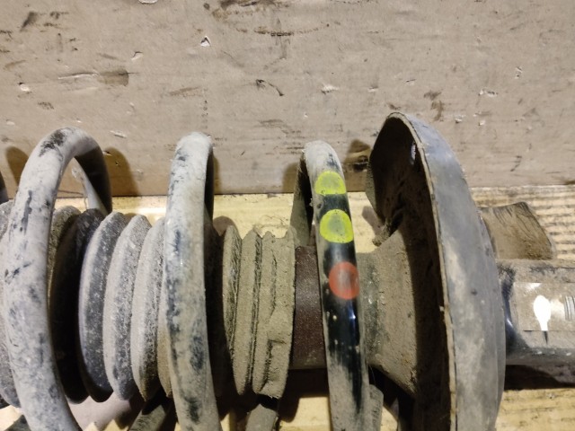 Alfa Romeo Giulietta bal első lengéscsillapító, piros, citrom, citrom, színjelölésű rugóval 50520981