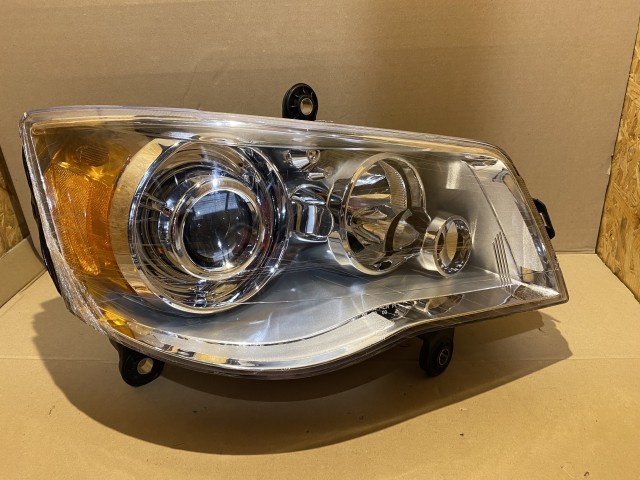 177921 Chrysler Voyager 2011-2015 utángyártott új Jobb első Xenon fényszóró  
