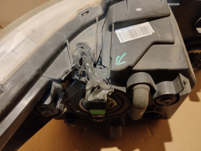 153219 Fiat Freemont 2011-2015 bal első fényszóró a képen látható sérüléssel