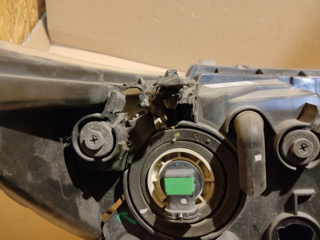 153219 Fiat Freemont 2011-2015 bal első fényszóró a képen látható sérüléssel