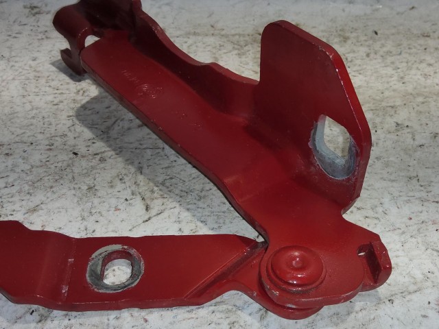 Alfa Romeo 159 piros színű, bal oldali motorháztető zsanér