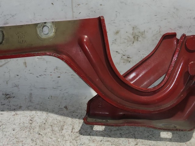 33023 Fiat Doblo 2009-2015 piros színű, bal oldali motorháztető zsanér 51810391