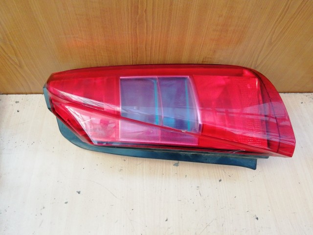 158553 Lancia Musa 2004-2007 jobb hátsó lámpa, a képen látható sérüléssel 46829508