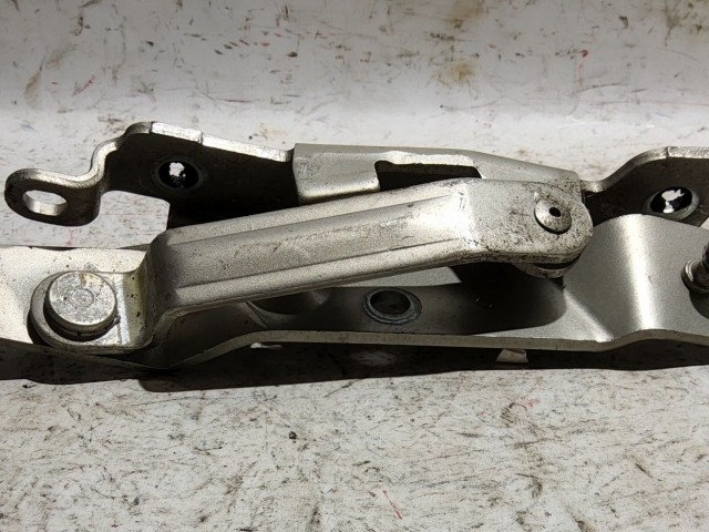 Alfa Romeo Gt ezüst színű, jobb oldali csomagtér ajtó zsanér