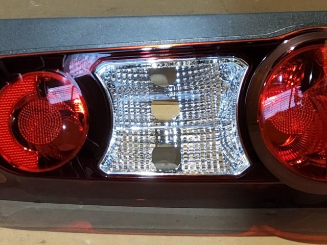 Citroen Berlingo Peugeot Partner 2012-2018 Utángyártott új bal hátsó lámpa Kettényíló hátsó ajtós kivitelhez 9677205580