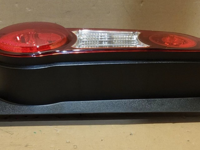 Citroen Berlingo Peugeot Partner 2012-2018 Utángyártott új bal hátsó lámpa Kettényíló hátsó ajtós kivitelhez 9677205580