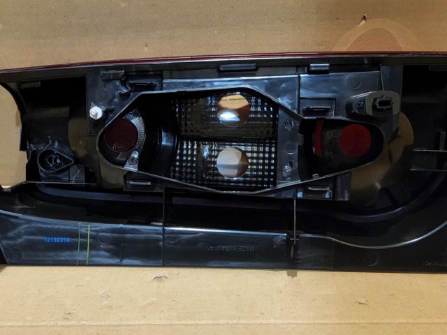 Citroen Berlingo Peugeot Partner 2012-2018 Utángyártott új bal hátsó lámpa Kettényíló hátsó ajtós kivitelhez 9677205580