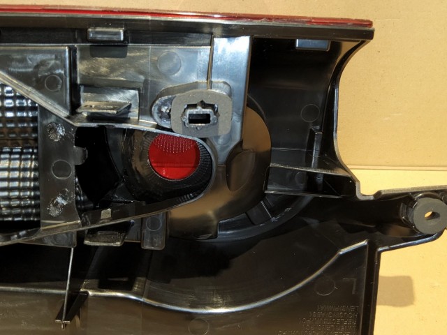 Citroen Berlingo Peugeot Partner 2012-2018 Utángyártott új bal hátsó lámpa Kettényíló hátsó ajtós kivitelhez 9677205580