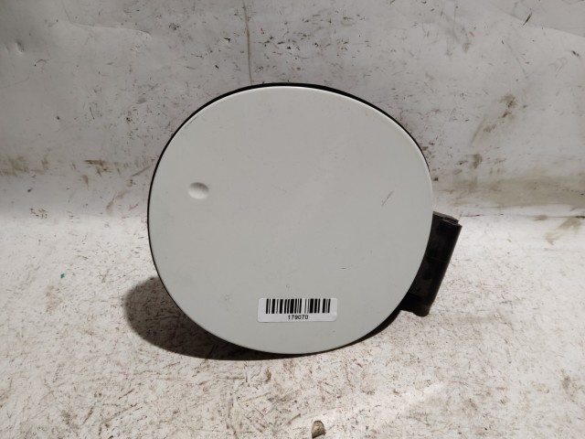 179070 Alfa Romeo Giulietta 2010-2020 fehér színű tankajtó, a képen látható sérüléssel