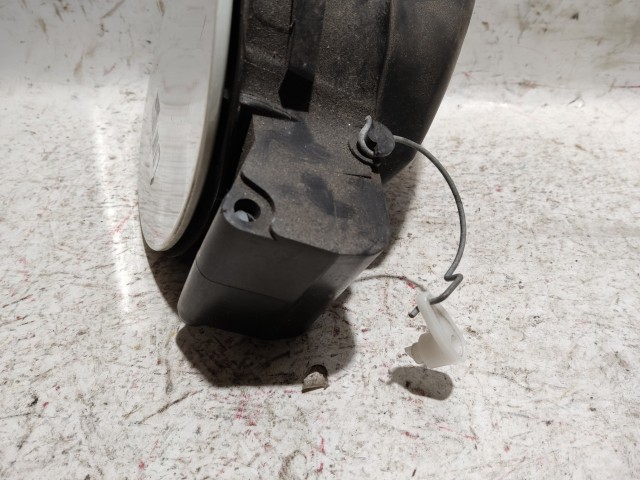 179070 Alfa Romeo Giulietta 2010-2020 fehér színű tankajtó, a képen látható sérüléssel