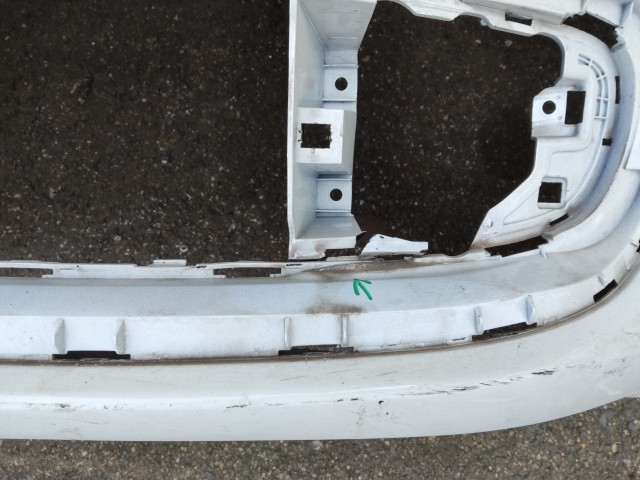 179132 Fiat 500 2015- első lökhárító, a képen látható sérüléssel   