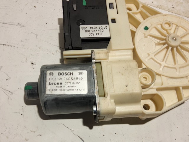 Jeep Renegade 0130822664 számú, jobb első ablakemelő motor 