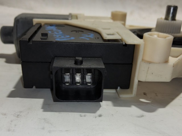 Jeep Renegade 0130822664 számú, jobb első ablakemelő motor 