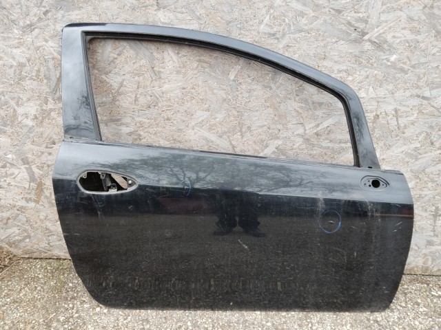 138366 Fiat Grande Punto  2005-2009 jobb oldali ajtó, a képen látható sérüléssel 3 ajtós