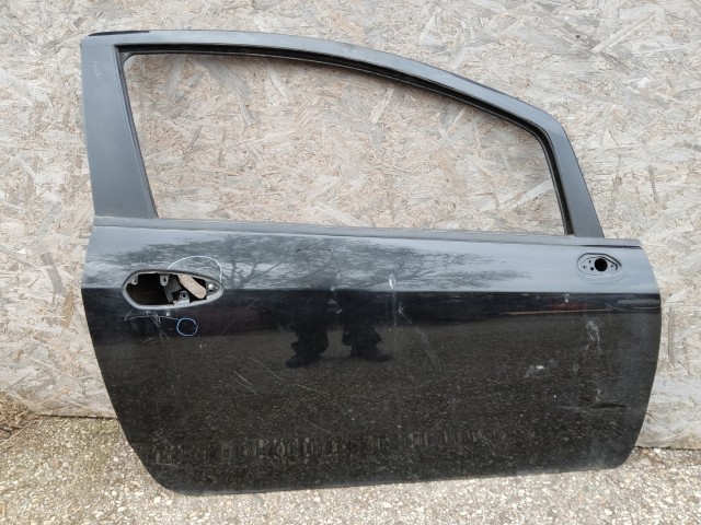 138372 Fiat Grande Punto 2005-2009 jobb oldali ajtó, a képen látható sérüléssel 3 ajtós