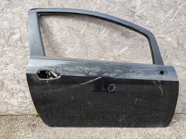 138374 Fiat Grande Punto 2005-2009 jobb oldali ajtó, a képen látható sérüléssel 3 ajtós