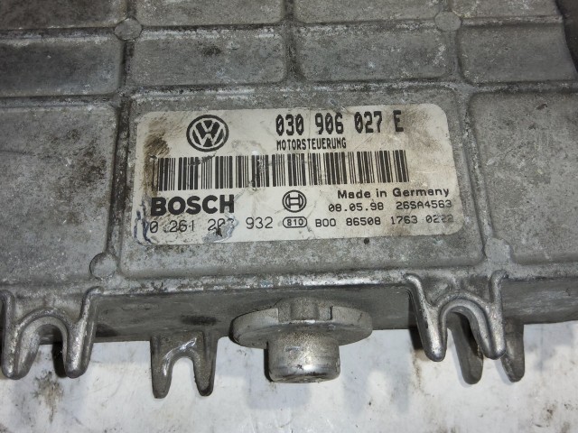 Volkswagen Polo 6N1 motorvezérlő 1,0 8v benzin 0261203932 , 030906027E