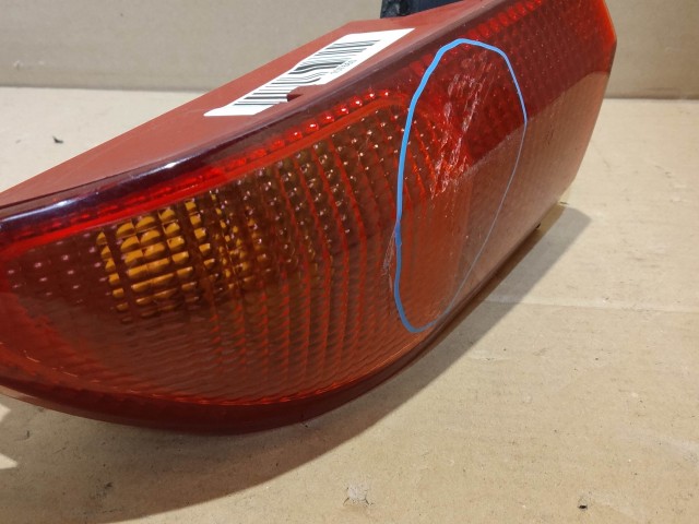 Alfa Romeo 156 jobb hátsó külső lámpa, a képen látható sérüléssel