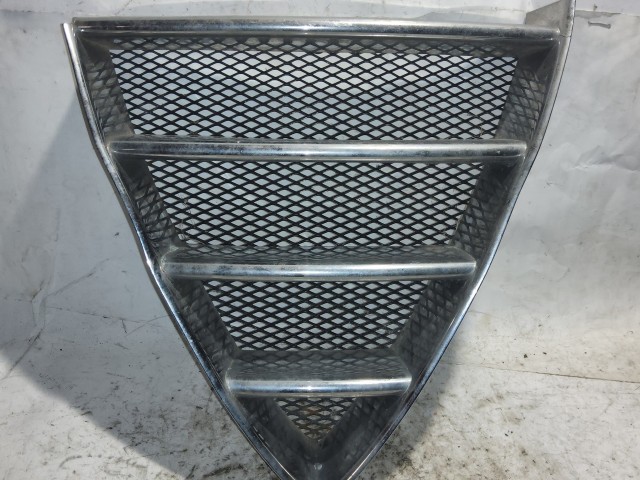 179764 Alfa Romeo Brera, Spider 2005-2010 Díszrács, a képen látható sérüléssel