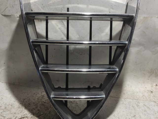 179780 Alfa Romeo 159 2005-2011 Díszrács, a képen látható sérüléssel 156054309